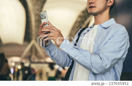 空港でスマホ操作 ■撮影協力:関西国際空港(KIX) 空港でスマホ操作 ■撮影協力:関西国際空港(KIX) 137035952