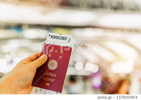 日本パスポートと搭乗券 ■撮影協力：関西国際空港（KIX） 137035954