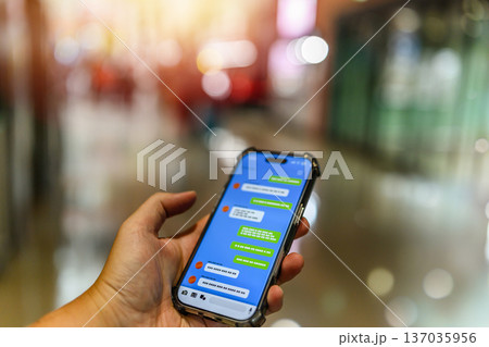 空港でスマホ操作 ■撮影協力:関西国際空港(KIX) 空港でスマホ操作 ■撮影協力:関西国際空港(KIX) 137035956