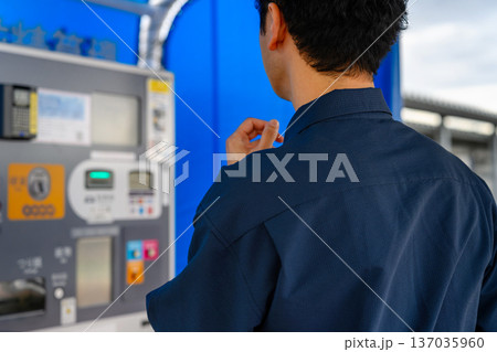 駐車場精算機で支払い ■撮影協力：関西国際空港（KIX） 137035960