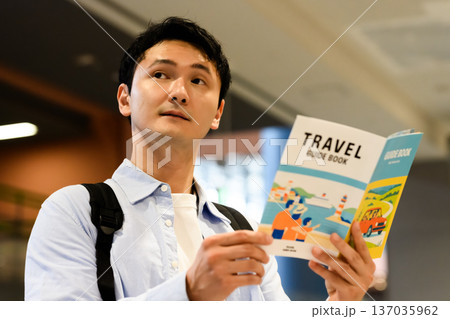 男性がガイドブック閲覧 _■撮影協力:関西国際空港(KIX) 男性がガイドブック閲覧 _■撮影協力:関西国際空港(KIX) 137035962