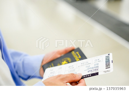 搭乗券とパスポート確認 _■撮影協力:関西国際空港(KIX) 搭乗券とパスポート確認 _■撮影協力:関西国際空港(KIX) 137035963