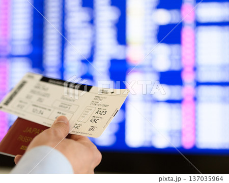 搭乗券とパスポート _■撮影協力：関西国際空港（KIX） 137035964