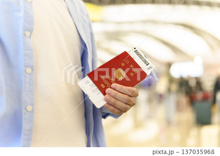パスポートと搭乗券 ■撮影協力：関西国際空港（KIX） 137035968