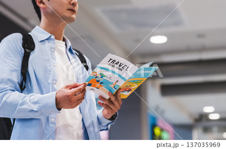 男性がガイドブックを読む _■撮影協力：関西国際空港（KIX） 137035969