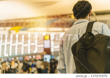 空港で移動する男性 ■撮影協力：関西国際空港（KIX） 137035970