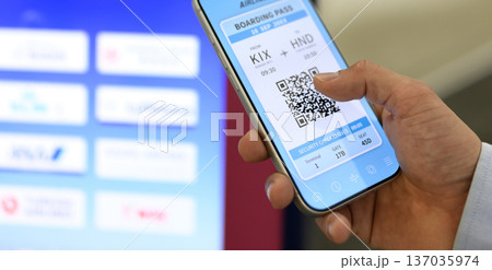 スマホで電子搭乗券提示 ■撮影協力：関西国際空港（KIX） 137035974