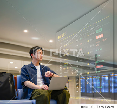 空港でフライト確認する男性 137035976