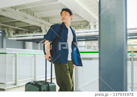 駅で荷物を持つ男性 ■撮影協力:関西国際空港(KIX) 駅で荷物を持つ男性 ■撮影協力:関西国際空港(KIX) 137035978