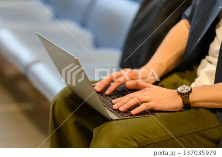 膝上でのPC作業 ■撮影協力:関西国際空港(KIX) 膝上でのPC作業 ■撮影協力:関西国際空港(KIX) 137035979