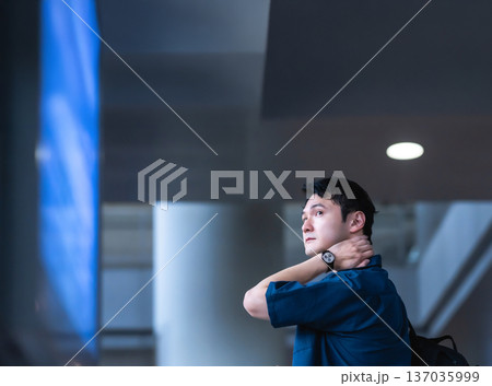 空港で首を回す男性 137035999