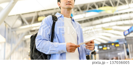 空港で搭乗券を持つ男性 ■撮影協力:関西国際空港(KIX) 空港で搭乗券を持つ男性 ■撮影協力:関西国際空港(KIX) 137036005
