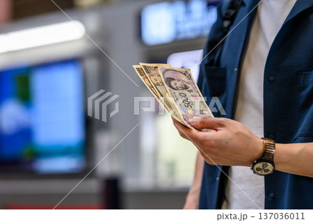 日本円札を数える ■撮影協力:関西国際空港(KIX) 日本円札を数える ■撮影協力:関西国際空港(KIX) 137036011