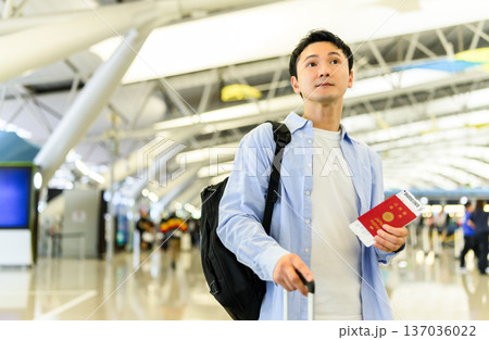 空港で旅立つ男性 ■撮影協力：関西国際空港（KIX） 137036022