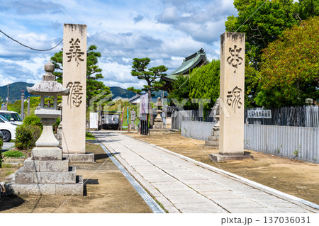 【日本100名城】初秋の赤穂城　赤穂大石神社の脇参道　兵庫県赤穂市 137036031