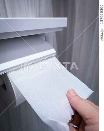 トイレットペーパーを引く 137036360