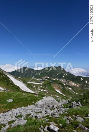 富山県 立山の雄山中腹から室堂平の眺め 富山県 立山の雄山中腹から室堂平の眺め 137036502