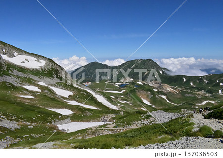 富山県 立山の雄山中腹から室堂平の眺め 富山県 立山の雄山中腹から室堂平の眺め 137036503