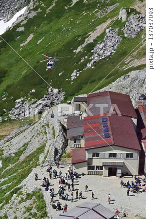 富山県 立山 一の越山荘のヘリコプター荷卸しの様子 137037093