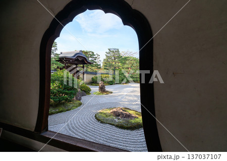 京都　秋の建仁寺　火灯窓からの方丈前庭 137037107