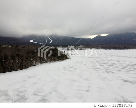 冬の阿寒湖、ボッケ散策路の森 137037172