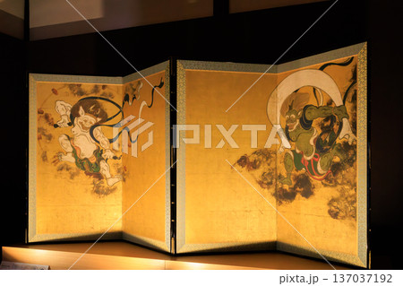 京都　秋の建仁寺　風神雷神図屏風 (高精細複製) 137037192