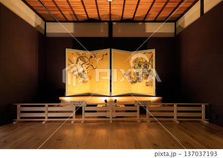 京都　秋の建仁寺　風神雷神図屏風 (高精細複製) 137037193