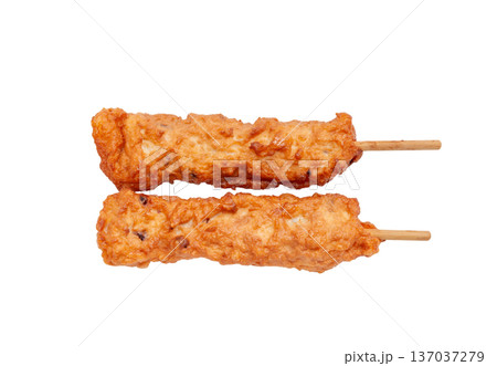 串に刺したサツマ揚げ(イカ、タコ入り)おでん種【白背景・切り抜き】 串に刺したサツマ揚げ(イカ、タコ入り)おでん種【白背景・切り抜き】 137037279