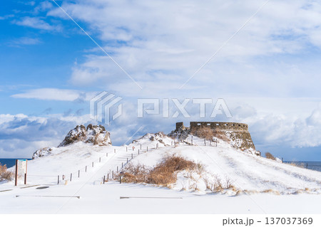 「青森県」雪景色の葦毛崎展望台の風景　八戸市 137037369