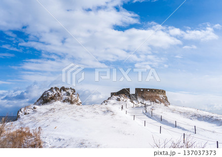「青森県」雪景色の葦毛崎展望台の風景　八戸市 137037373