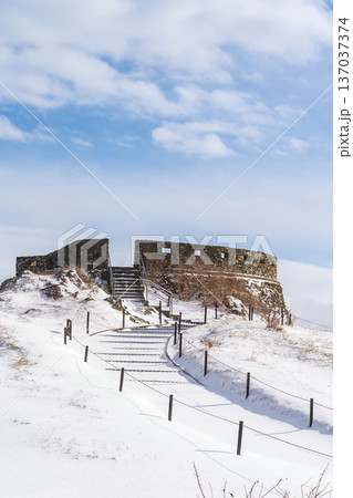 「青森県」雪景色の葦毛崎展望台の風景　八戸市 137037374