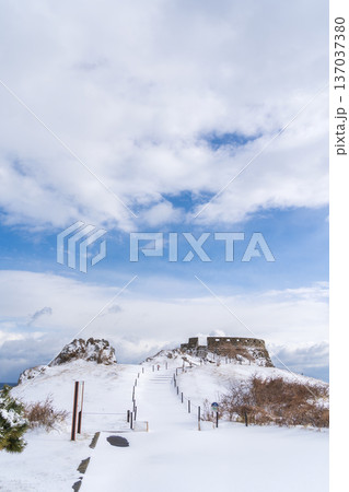 「青森県」雪景色の葦毛崎展望台の風景　八戸市 137037380
