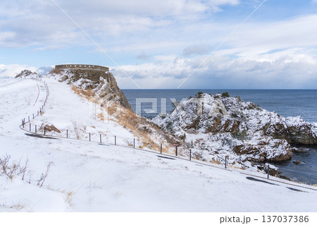 「青森県」雪景色の葦毛崎展望台の風景　八戸市 137037386