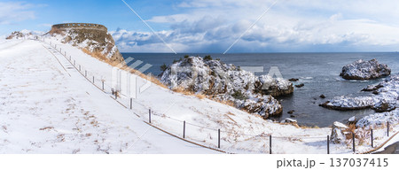 「青森県」雪景色の葦毛崎展望台の風景　八戸市 137037415