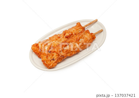 串に刺したサツマ揚げ、おでん種【白背景・切り抜き】 137037421