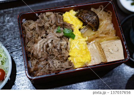 すき焼き重　すき焼き弁当　和食　すきやき　すき焼き　牛肉　料理　日本食 137037656