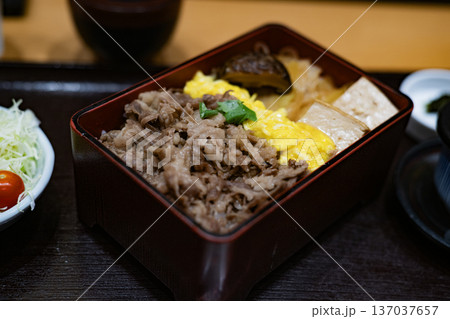 すき焼き重　すき焼き弁当　和食　すきやき　すき焼き　牛肉　料理　日本食 137037657