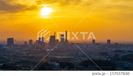 空撮「埼玉県」さいたま新都心と夕日の風景　さいたま市 137037680