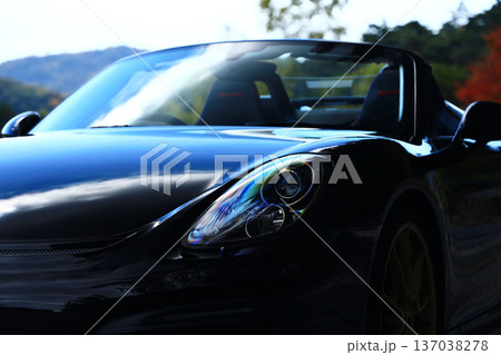 艶々の黒いオープンカー 137038278