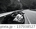 峠道に佇む黒いオープンカー 137038527