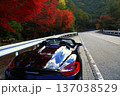 秋の峠道に佇む黒いオープンカー 137038529