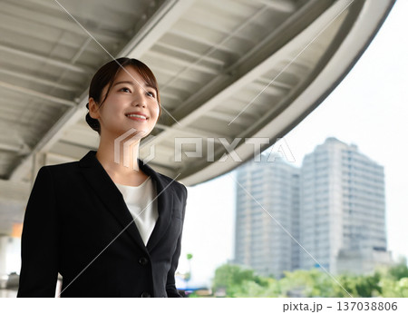 前向きなビジネスウーマンの表情 前向きなビジネスウーマンの表情 137038806