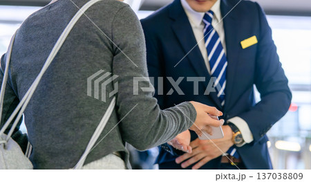 空港で手続きする二人 ■撮影協力:関西国際空港(KIX) 空港で手続きする二人 ■撮影協力:関西国際空港(KIX) 137038809