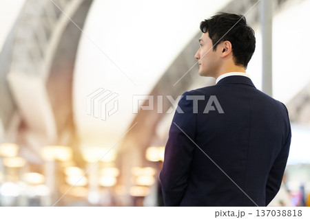 空港で未来を見つめる男性 ■撮影協力:関西国際空港(KIX) 空港で未来を見つめる男性 ■撮影協力:関西国際空港(KIX) 137038818