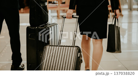 ビジネス移動とキャリーケース ■撮影協力：関西国際空港（KIX） 137038820