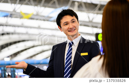 空港スタッフが案内する ■撮影協力：関西国際空港（KIX） 137038826