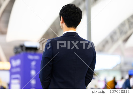 スーツ男性の背後姿 ■撮影協力:関西国際空港(KIX) スーツ男性の背後姿 ■撮影協力:関西国際空港(KIX) 137038832