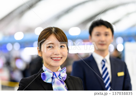 空港スタッフの笑顔の二人 ■撮影協力：関西国際空港（KIX） 137038835