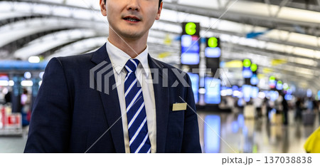 空港職員の制服姿 ■撮影協力：関西国際空港（KIX） 137038838