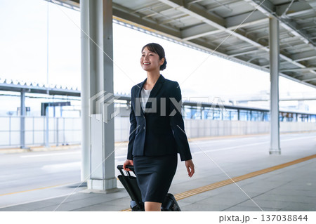 駅でスーツケースを引く女性 ■撮影協力：関西国際空港（KIX） 137038844